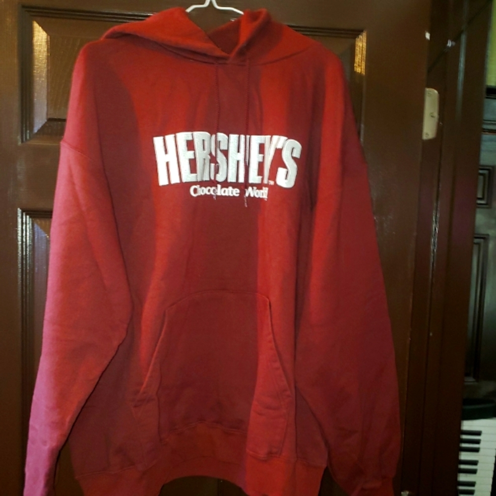 MEN OR WOMAN HERSHEYS CHOCOLATE WORLD BROWN SIZE M